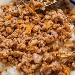 หมูสับกระเทียมราดข้าว