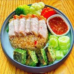 ข้าวผัดน้ำพริกกะปิ+หมูกรอบ+ชะอมทอด+ผักสด+ผัดต้ม((ร้านได้จากไลน์แมน70฿)