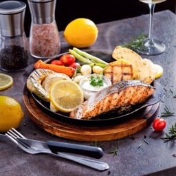 สเต็กปลาแซลม่อนย่างเกลือ