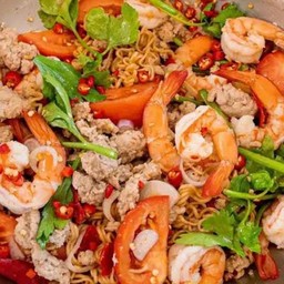 ยำมาม่าทะเลหมูสับ