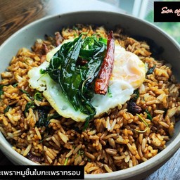 ข้าวผัดกะเพราหมูชิ้นใบกะเพรากรอบ