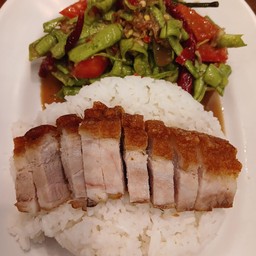 ข้าวตำถั่วหมูกรอบ