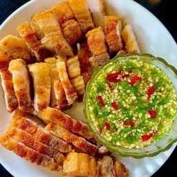 สามชั้นทอดน้ำปลาราดข้าว