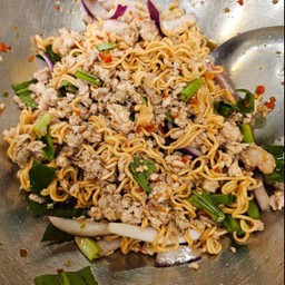 ยำมาม่าหมูสับ