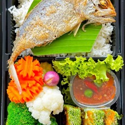 ข้าวน้ำพริกกะปิ+ปลาทู1ตัว+ชะอมทอด+ผักสด+น้ำพริกกะปิ