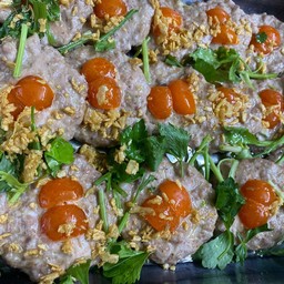 หมูสับไข่แดงนึ่งโรยกระเทียมเจียว พิเศษ 2ชิ้น