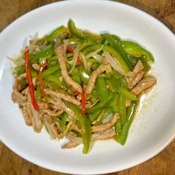 ผัดหมูเส้นพริกหยวก