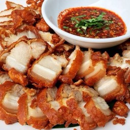 หมูกรอบทอดน้ำจิ้มแจ่ว