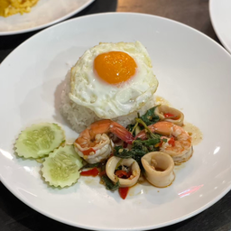 ข้าวราดกะเพราทะเลไข่ดาว