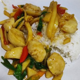 ข้าวกระเพราหน่อไม้หมูสับ