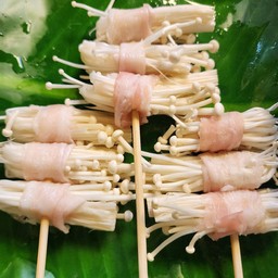 เห็ดเข็มทองพันหมูสามชั้น