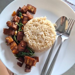 (ราดข้าวกล้อง) กะเพราหมูกรอบจากพืช วีแกน 100 กรัม