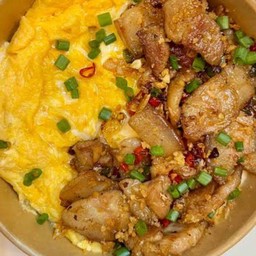 ข้าวหมูทอดคั่วพริกเกลือไข่เจียว