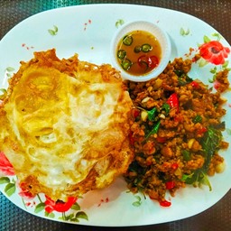 กะเพาหมูสับราดขาว+ไข่ดาว