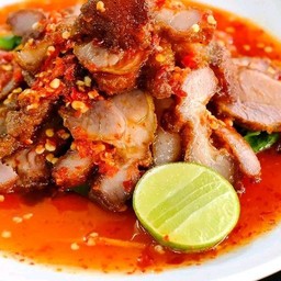 ยำคอหมูทอด