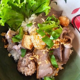 ข้าต้มแห้งรวมหมู  เพิ่มน้ำซุป เสริฟพร้อมน้ำจิ้มสูตรเฉพาะ