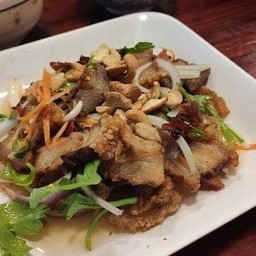 ยำหมูกรอบ