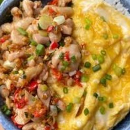 ข้าวไก่ทอดคั่วพริกเกลือไข่เจียว