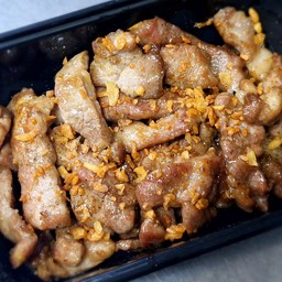 สันคอหมูทอดกระเทียมในตำนาน (ไม่มีข้าว)