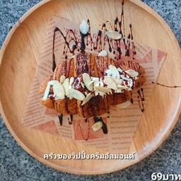 ครัวซองอัลมอนด์วิปปิ้งครีม