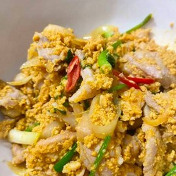 หมูผัดผงกะหรี่ราดข้าว