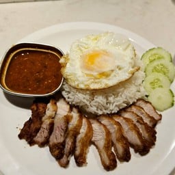 ข้าวหมูทอดไข่ดาวน้ำจิ้มแซ่บ