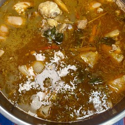 ต้มยำขาหมูใบมะขามอ่อน