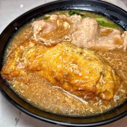 ราดหน้าเส้นใหญ่ห่อไข่หมูนุ่ม