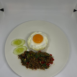 ข้าวราดกะเพราเนื้อไข่ดาว