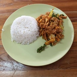 ข้าวผัดเผ็ดเนื้อหน่อไม้ดอง