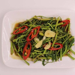 ผัดกระเฉดไฟแดง