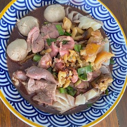 ก๋วยเตี๋ยวเนื้้อ ชิ้นสดตับริ้ว ( พิเศษ)