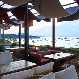 บรรยากาศภายในร้าน ตกแต่งในสไตล์ Beach Bar เหมือนนั่งอยู่ริมทะเลเมดิเตอร์เรเนียน