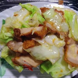 กะหล่ำผัดน้ำปลาหมูกรอบ