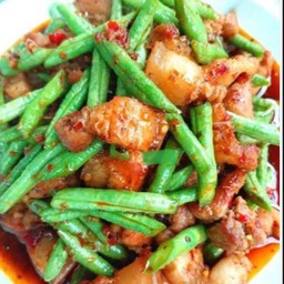 ข้าวราดผัดพริกแกงไก่ใส่ถั่ว