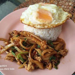 ข้าวราดกะเพราหน่อไม้ ฟรีไข่ดาว