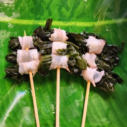 สาหร่ายวากาเมะพันหมูสามชั้น