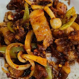 ผัดพริกเผาหมูกรอบราดข้าว