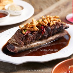 “Grilled Short Ribs”
เมนูซิกเนเจอร์ของทางร้าน เนื้อซี่โครงกริลล์ เสิร์ฟพร้อมซอส