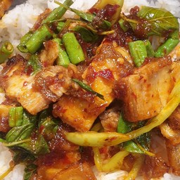 ข้าวพริกแกงหมูกรอบไข่ดาว