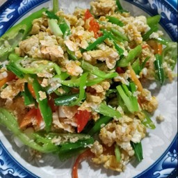 ผัดพริกอ่อนใส่ไข่ราดข้าว