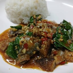 ข้าวปลาทูทอดผัดโหระพา