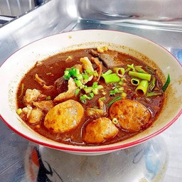 เส้นหมี่ หมูสดลูกชิ้น