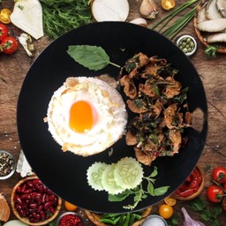 กะเพรา ใส้ใหญ่ หมู