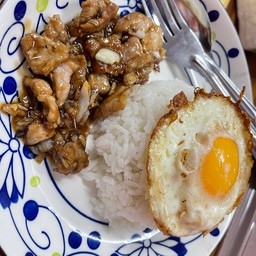 ข้าวราดผัดกระเทียม (เลือกเนื้อสัตว์ข้างใน)