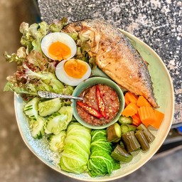 ชุดข้าวปลาทูทอดไข่ต้มน้ำพริกกะปิผักสด (ปลาทูตัวจัมโบ้)