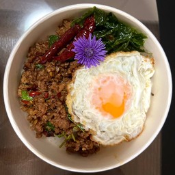 ข้าวกะเพราเนื้อสับไข่ดาว