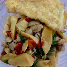 ข้าว กะเพราหน่อไม้