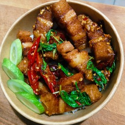 กะเพราหมูกรอบ