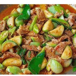 ข้าวราดผัดพริกแกงหมูใส่มะเขือ